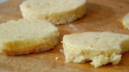 хрустящие тосты с яйцом пашот под лимонным соусом