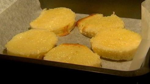 хрустящие тосты с яйцом пашот под лимонным соусом