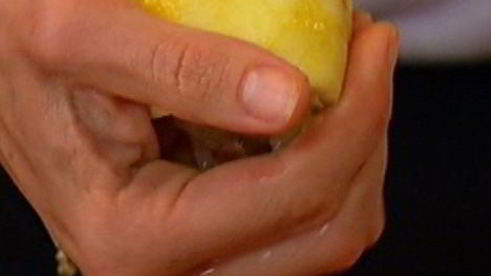 хрустящие тосты с яйцом пашот под лимонным соусом