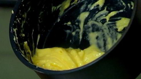 хрустящие тосты с яйцом пашот под лимонным соусом