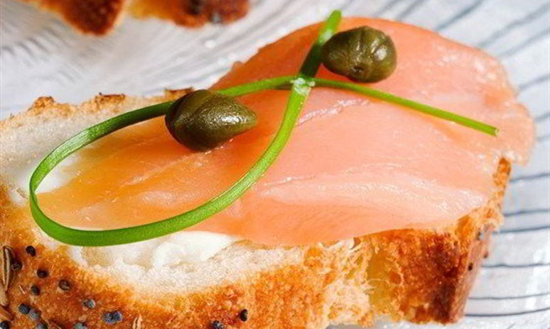 Рецепт копченого лосося с коньячно-тминным майонезом на тостах из французского хлеба