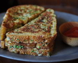 Тосты с зеленым луком и кинзой