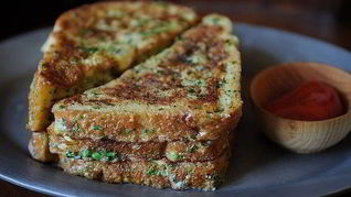 Тосты с зеленым луком и кинзой