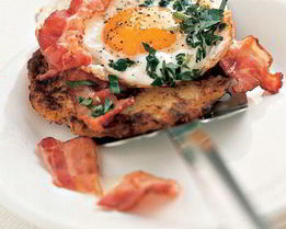 Глазунья с беконом на картофельно-яблочных лепешках