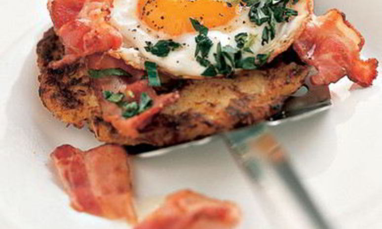 Рецепт глазуньи с беконом на картофельно-яблочных лепешках