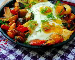 Картофель с шампиньонами и яичницей