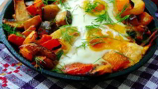 Картофель с шампиньонами и яичницей