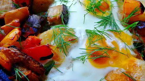 картофель с шампиньонами и яичницей