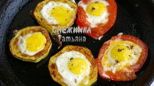 сердечная яичница из перепелиных яиц с овощами