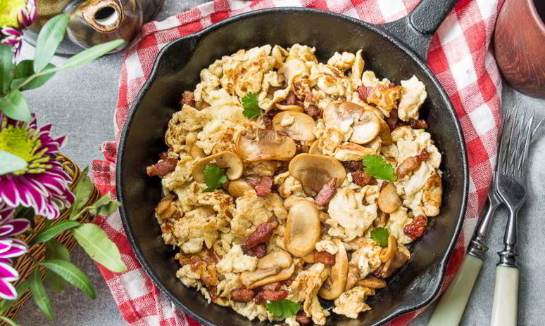 Рецепт сливочной яичницы-болтуньи с грибами и беконом