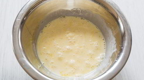 сливочная яичница-болтунья с грибами и беконом