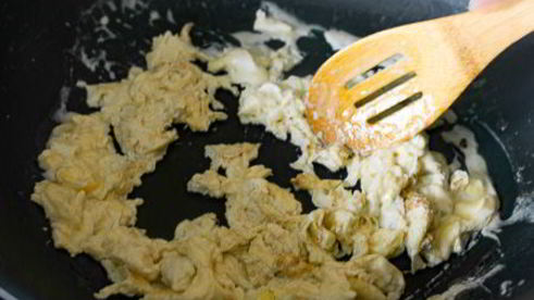 сливочная яичница-болтунья с грибами и беконом