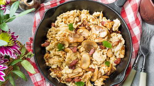 сливочная яичница-болтунья с грибами и беконом