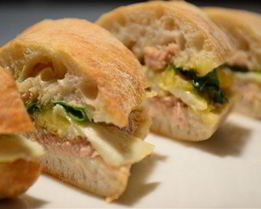 Сэндвич с тунцом и яичницей