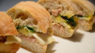 Сэндвич с тунцом и яичницей