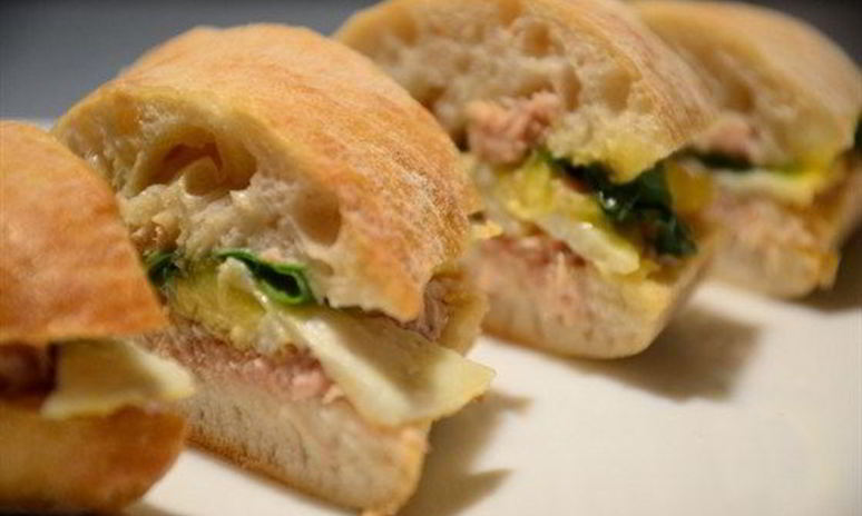 Рецепт сэндвича с тунцом и яичницей