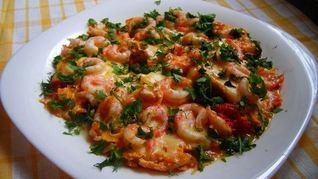 Сырная яичница с креветками и помидорками