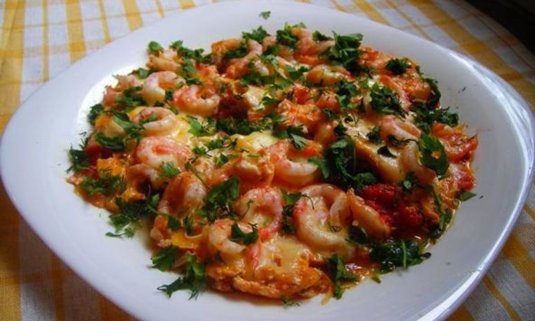 Рецепт сырной яичницы с креветками и помидорками
