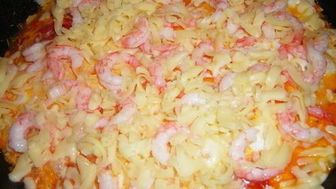 сырная яичница с креветками и помидорками