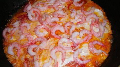 сырная яичница с креветками и помидорками