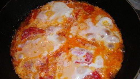 сырная яичница с креветками и помидорками