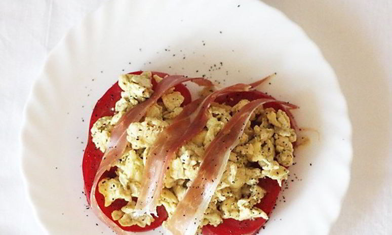 Рецепт яичницы-болтуньи с песто и прошутто