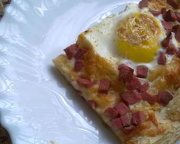 Яичница на слоеном тесте