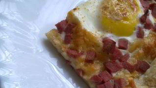 Яичница на слоеном тесте