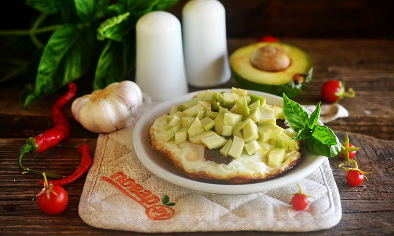 Рецепт яичницы с беконом и авокадо