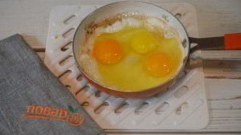 яичница с беконом и авокадо