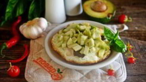 яичница с беконом и авокадо