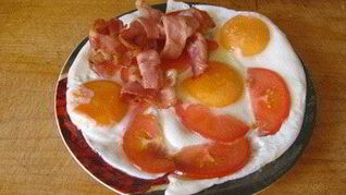 Яичница с беконом и помидорами