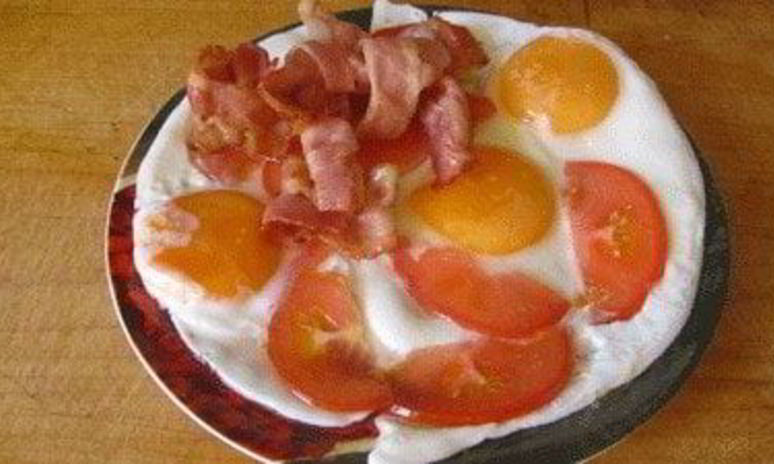 Рецепт яичницы с беконом и помидорами