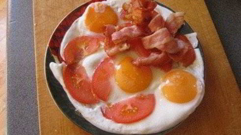 яичница с беконом и помидорами