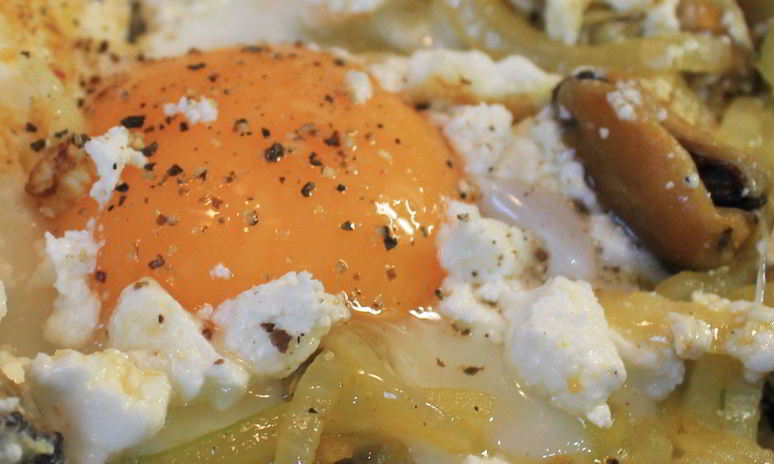 Рецепт яичницы с мидиями и фетой