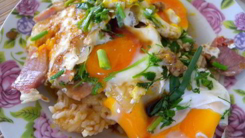 яичница с прошутто и зеленью