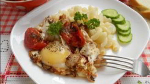 яичница с салом и помидорами