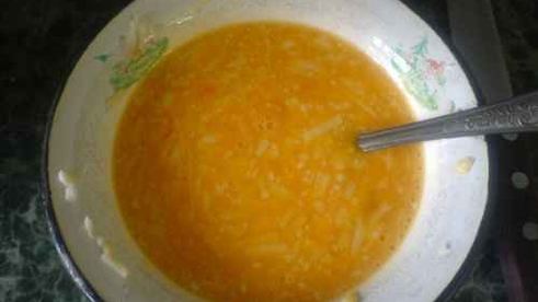 яичница с сыром, луком и чесноком