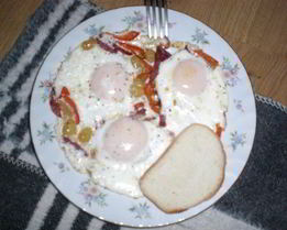 Яичница с виноградом и беконом