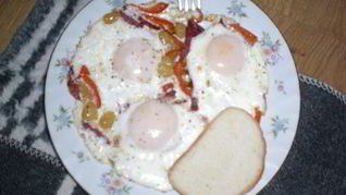 Яичница с виноградом и беконом