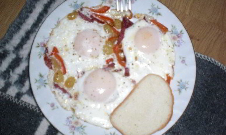 Рецепт яичницы с виноградом и беконом