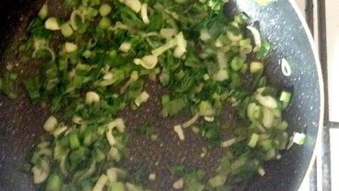 яичница с зеленью и сыром на завтрак