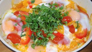 Яичница со сладким перцем, луком и помидорами