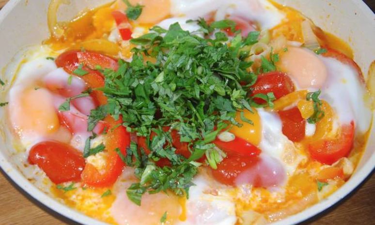 Рецепт яичницы со сладким перцем, луком и помидорами