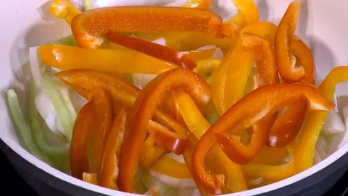 яичница со сладким перцем, луком и помидорами