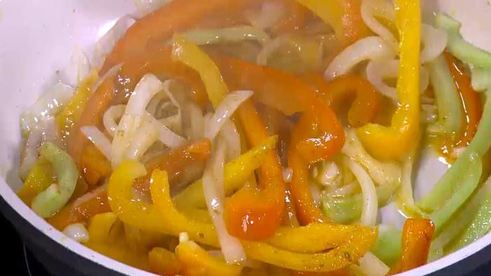 яичница со сладким перцем, луком и помидорами