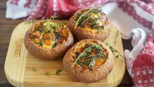 Яичница в булочках Веселый завтрак