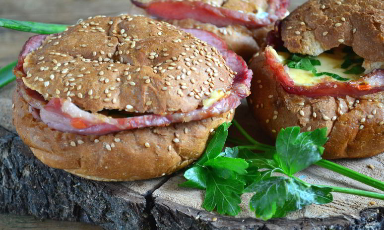 Рецепт яичницы в булочке с ветчиной