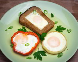 Яичница в хлебе, перце и луке