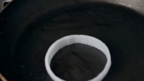 яичница в хлебе, перце и луке